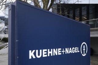 Le logisticien Kühne+Nagel a essuyé un repli de 15% du bénéfice net au deuxième trimestre. (archive) KEYSTONE/GAETAN BALLY